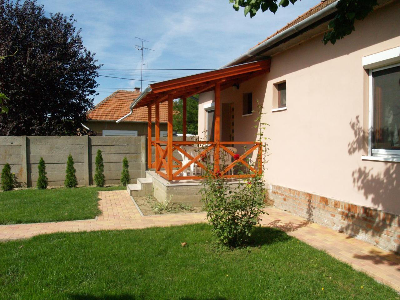 Liliom Apartman Gyula Exterior photo